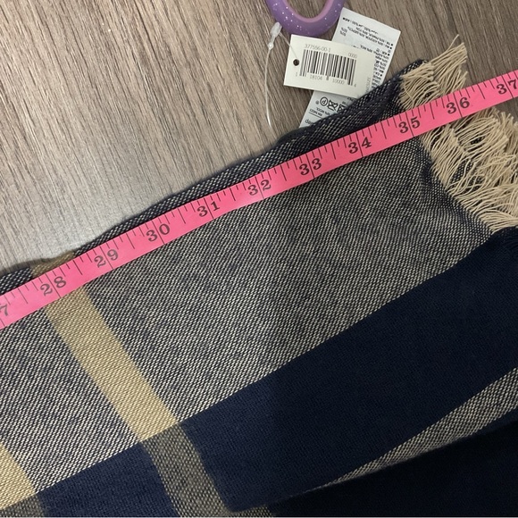 Banana Republic Wrap Shawl Scarf Navy Plaid Wool Blend Adult One Size NWT - Picture 8 of 8